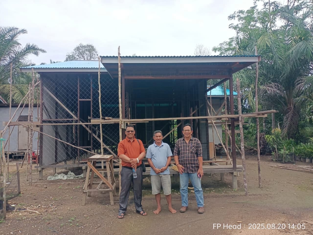 Progres pembangunan rumah Saulus Antonius di Desa Beringin Rayo, hasil program CSR PT Wana Hijau Pesaguan (WHP) untuk membantu tokoh masyarakat setempat. (Istimewa)